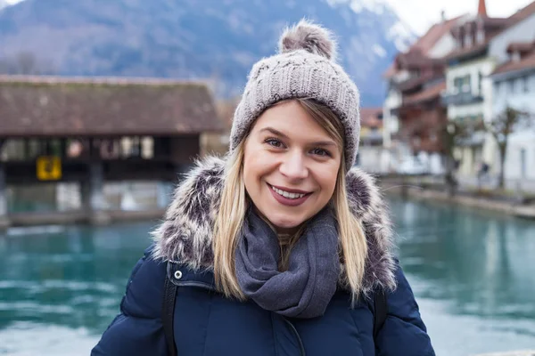 Usmívající se turista v Interlaken, Švýcarsko — Stock fotografie