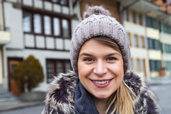 Usmívající se turista v Interlaken, Švýcarsko — Stock fotografie