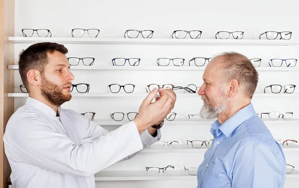 Scegliere gli occhiali da vista nel negozio ottico — Foto Stock