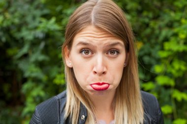 kadın bir Face yapma