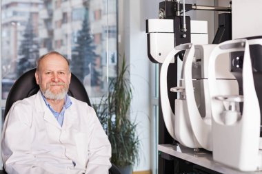 Olgun erkek göz doktoru