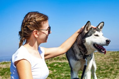 Husky köpek açık sarılma kadın