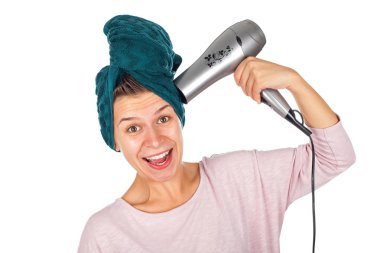 Kadın onu kurutma darbe saç gülümseyen