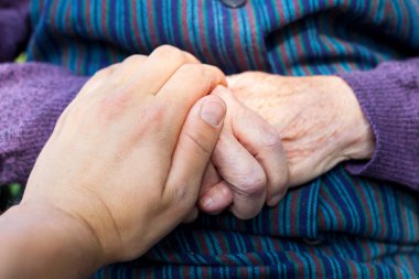 Yaşlı eller