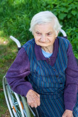 Özürlü kadın kıdemli
