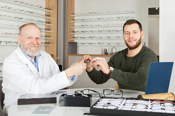 Paciente eligiendo anteojos — Foto de Stock