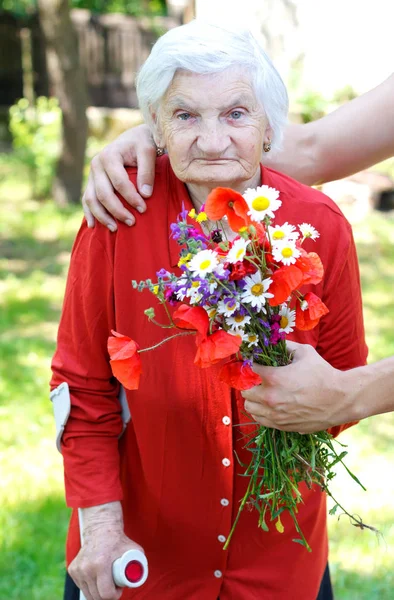 Senioren mit Blumenstrauß — Stockfoto