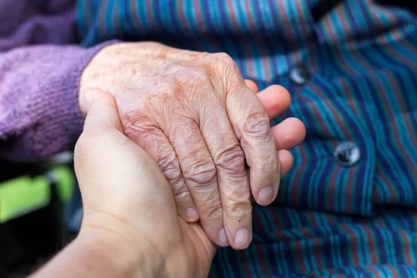 Oudere vrouwelijke handen — Stockfoto