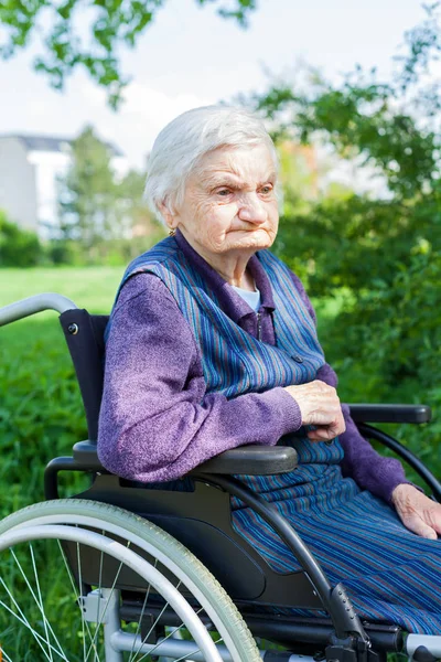 Femme âgée handicapée — Photo