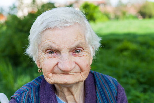 Пожилая женщина, страдающая слабоумием
