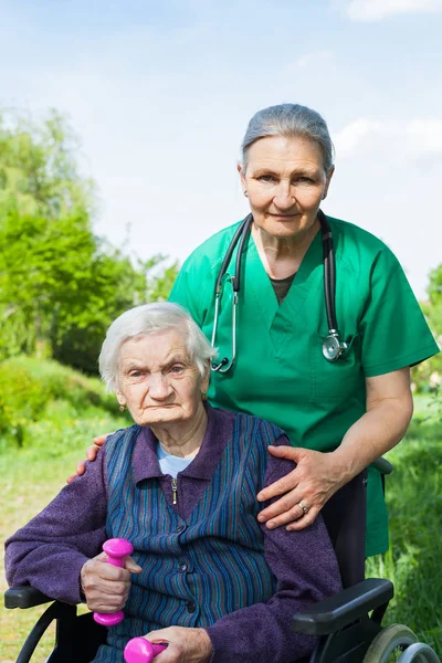 Seniorin mit Pfleger — Stockfoto