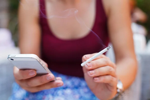 Smartphone idealna dla niepalących z bliska — Zdjęcie stockowe