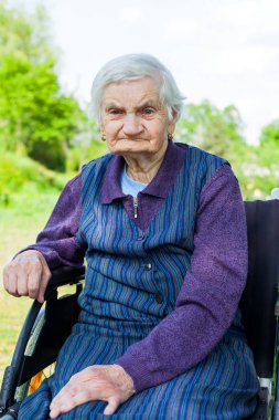 Özürlü kadın kıdemli