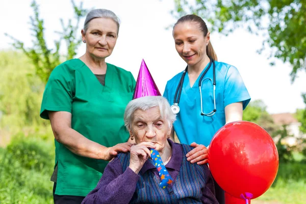 Старшая женщина празднует день рождения — стоковое фото
