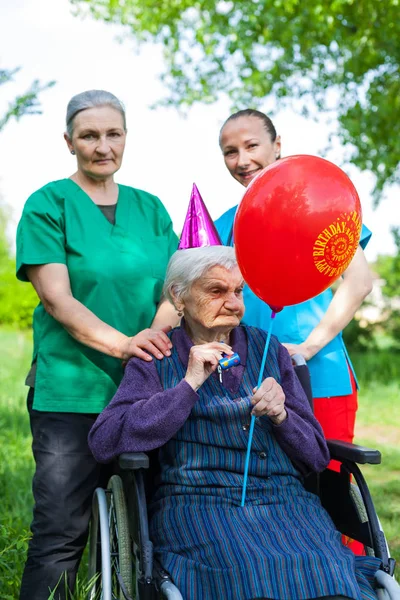 Donna anziana che festeggia il compleanno — Foto Stock