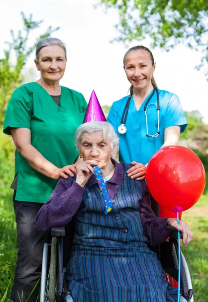Mujer mayor celebrando cumpleaños — Foto de Stock