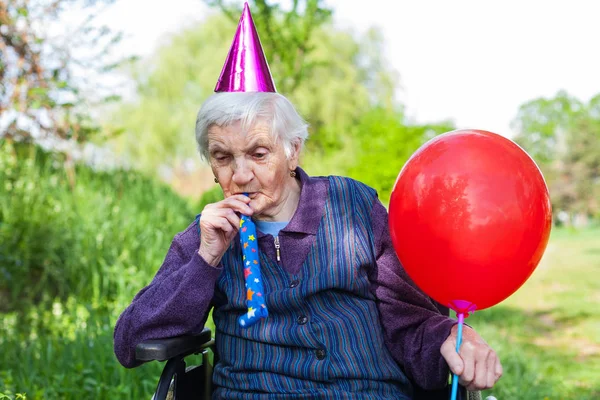 Seniorin feiert Geburtstag — Stockfoto