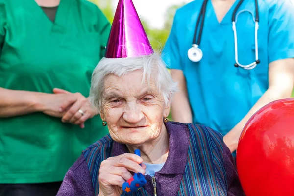 Mulher sênior comemorando aniversário — Fotografia de Stock