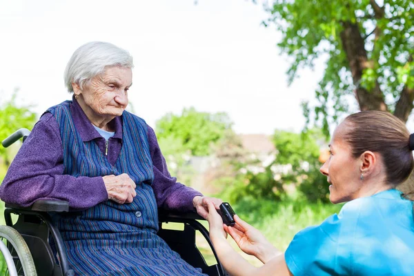 Measuring cardiac pulse — Stock Photo, Image