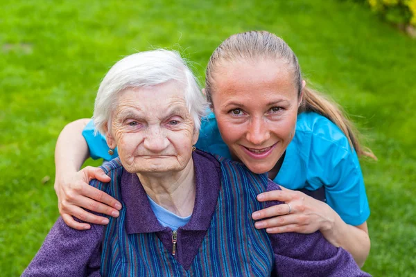 Zeit im Freien mit Pflegekraft verbringen — Stockfoto