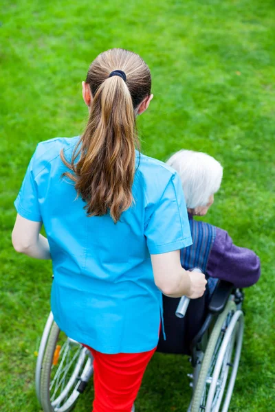 Zeit im Freien mit Pflegekraft verbringen — Stockfoto