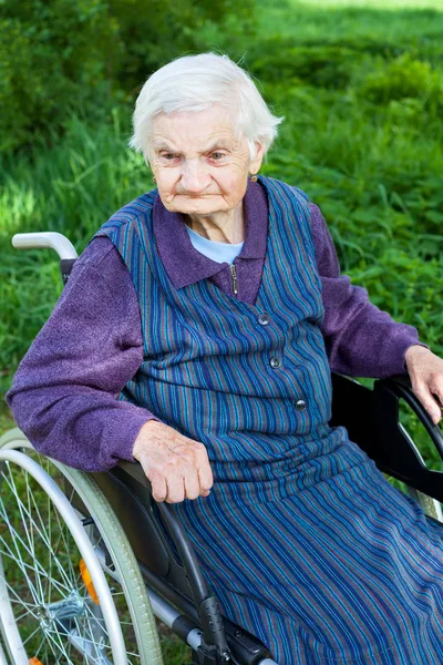 Handikappade senior kvinna — Stockfoto