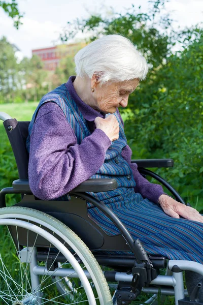 Mujer mayor discapacitada — Foto de Stock