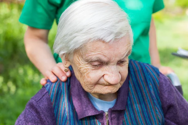 Senior vrouw zitten in rolstoel — Stockfoto