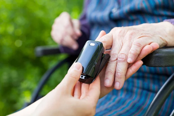 Measuring heart rate outdoor — Stock Photo, Image