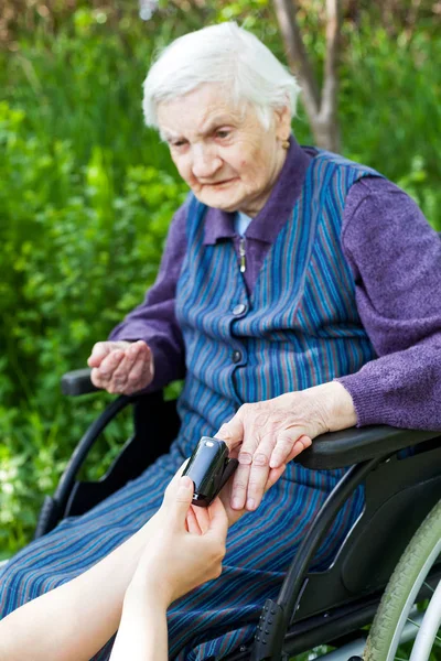 Herzfrequenzmessung im Freien — Stockfoto