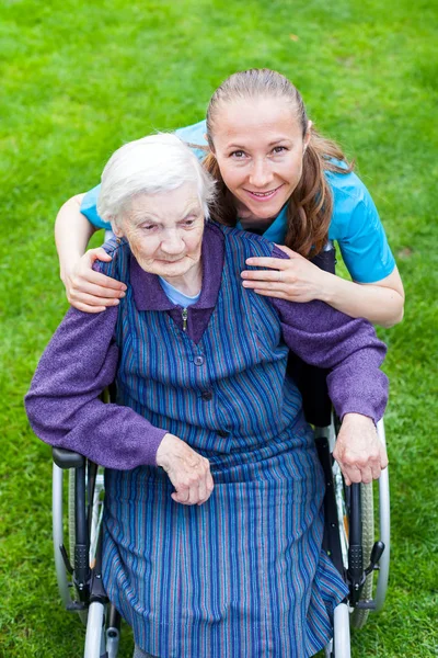 Tijd doorbrengen buiten met verzorger — Stockfoto