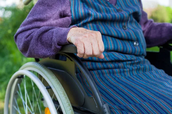 Äldre handikappad kvinna — Stockfoto