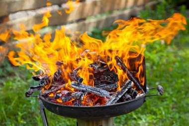 Resmi bir Barbekü - Hazırlık barbekü, ateşe yakın ızgara