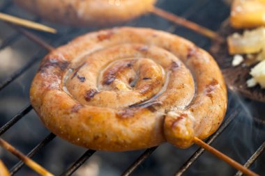 Sarmal domuz sosisi açık Barbekü Izgara resmini kapatın