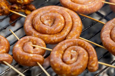 Sarmal domuz sosisi bir barbekü ızgara açık resmini kapatın