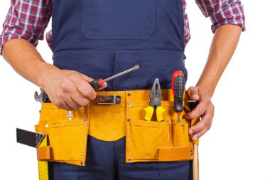 Tamirci'nın sarı alet kemeri izole arka plan üzerinde bir tornavida tutan - resmini kapatın