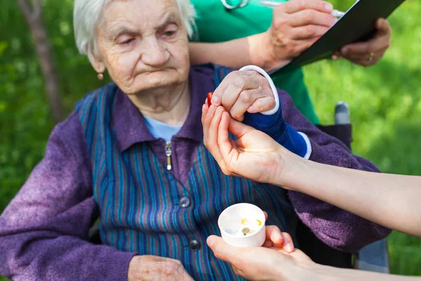 Donna Malata Anziana Che Riceve Pillole Infermiere All Aperto Medico — Foto Stock