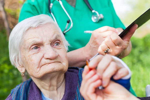 Oudere Zieke Vrouw Ontvangen Pillen Van Verpleegster Buiten Arts Schrijven — Stockfoto