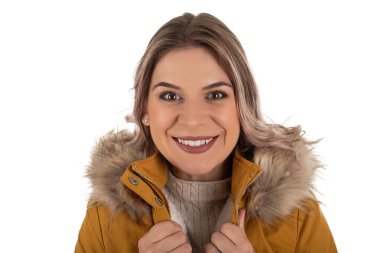 Hardal ceketli çekici bir kadın.