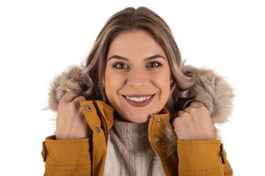 Hardal ceketli çekici bir kadın.