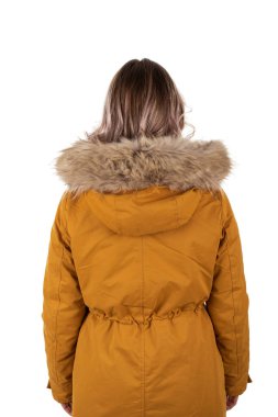 Hardal ceketli çekici bir kadın.