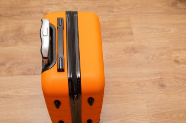 Turuncu seyahat valizi