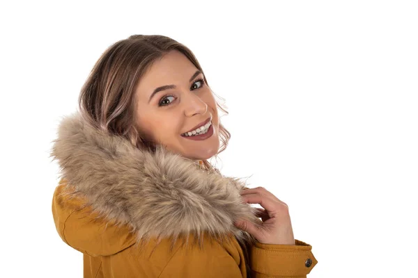 Charmante Frau mit Senfjacke — Stockfoto