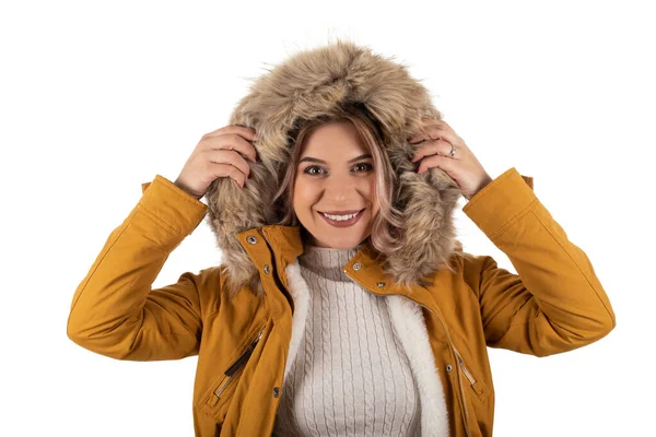 Mulher encantadora com jaqueta de mostarda — Fotografia de Stock