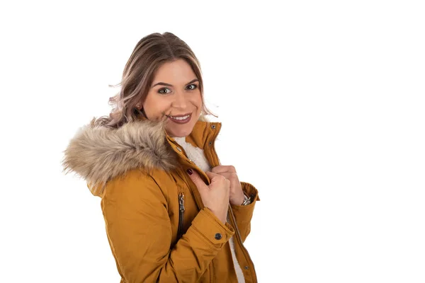 Mujer encantadora con chaqueta de mostaza — Foto de Stock