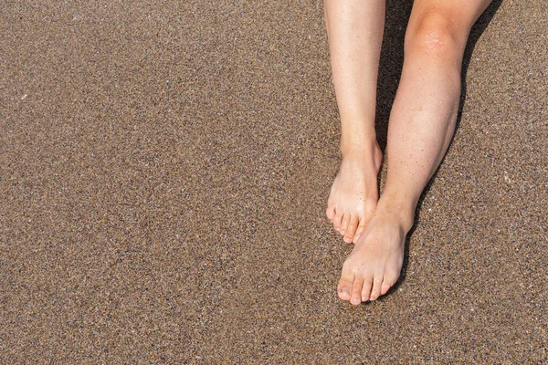 Pies desnudos en la playa —  Fotos de Stock
