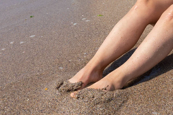 Bare feet at the beach — Stock Photo, Image