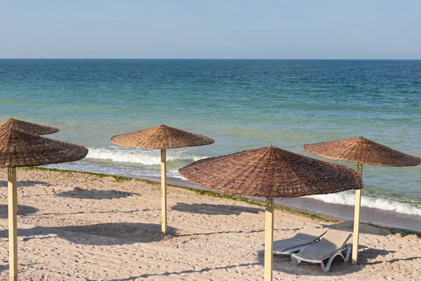 Lettini e ombrelloni colorati in spiaggia — Foto Stock