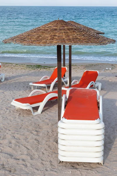 Colorful sunbeds and umbrellas at the beach — Stock Photo, Image