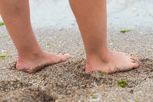 Bare feet at the beach — Stock Photo, Image